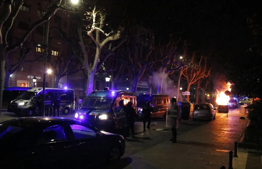 Crema d'un contenidor a la Rambla Ferran de Lleida, ahir.