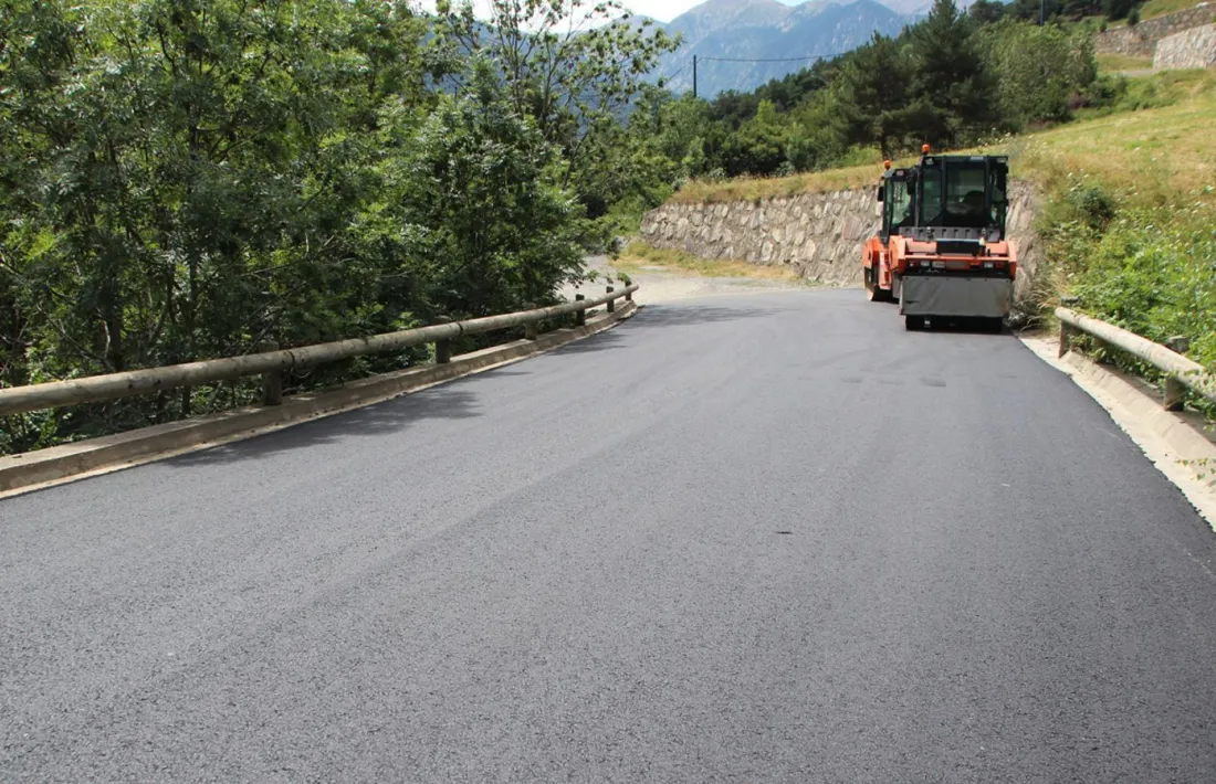 La pavimentació d'una carretera.