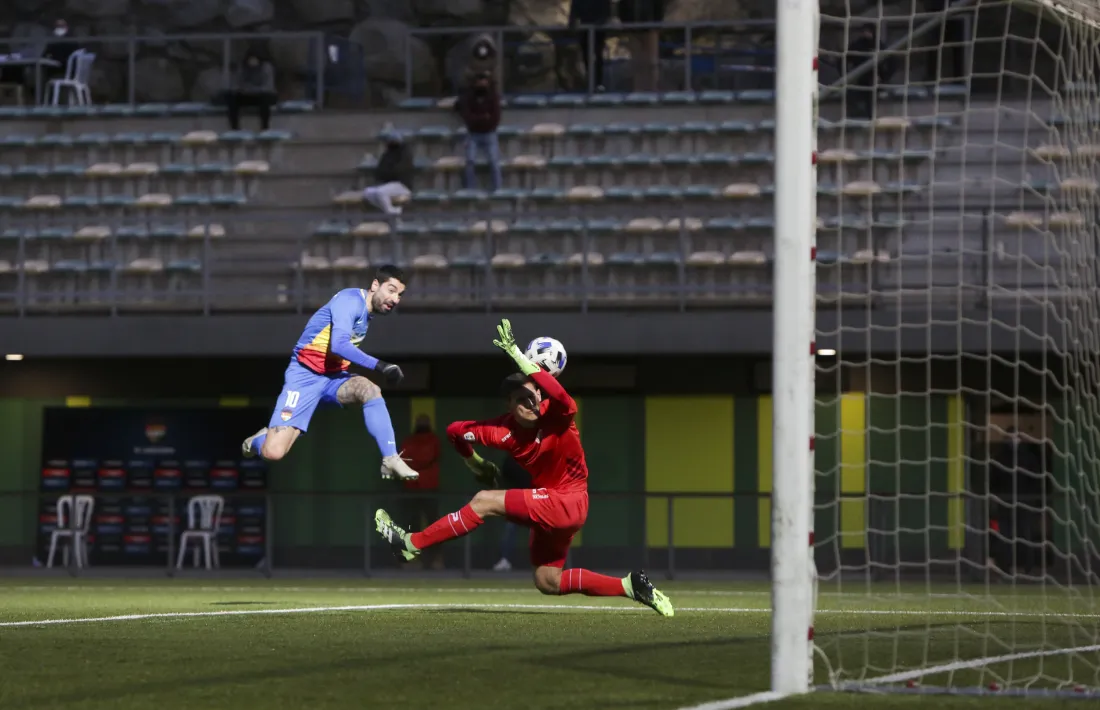 El davanter mataroní de l’FC Andorra, Carlos Martínez, va poder marcar el 2 a 1, però el porter Juama Santaella va refusar.Foto: Facundo Santana