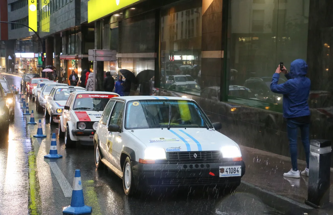 L’R5 GT Turbo de Puig, amb què va guanyar el 1991, desfila per Bonaventura Ermengol en una de les últimes edicions de regularitat.