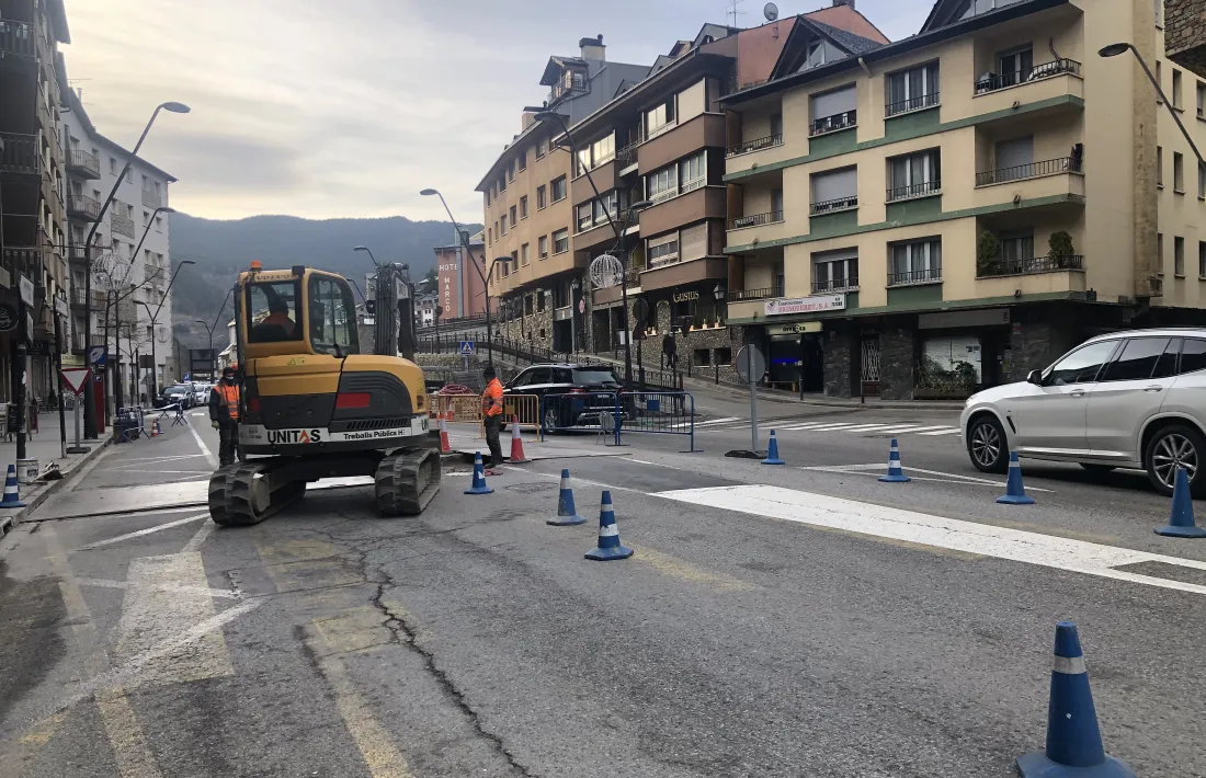 Operaris treballant en la construcció de la rotonda.