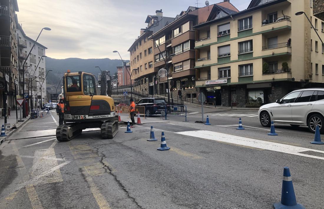 Operaris treballant en la construcció de la rotonda.