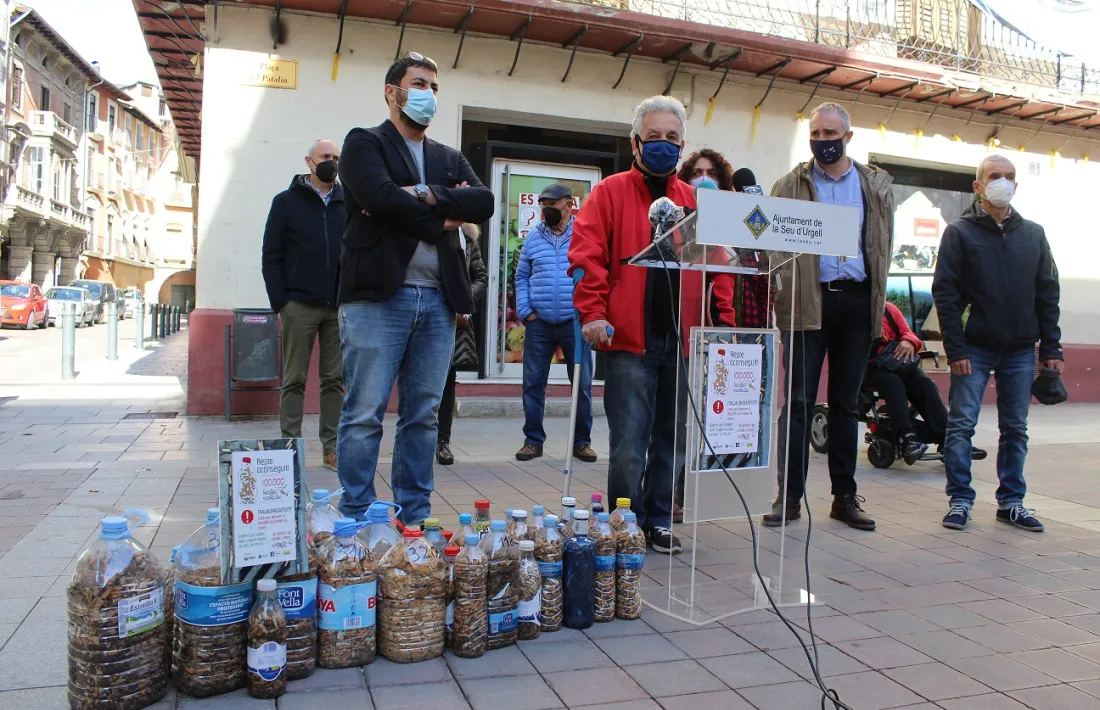 Durant la presentació de la campanya, amb part de les ampolles plenes de burilles