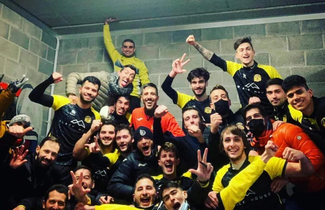 El nou UE Santa Coloma celebrant la classificació de quarts als vestidos. Foto: Facebook