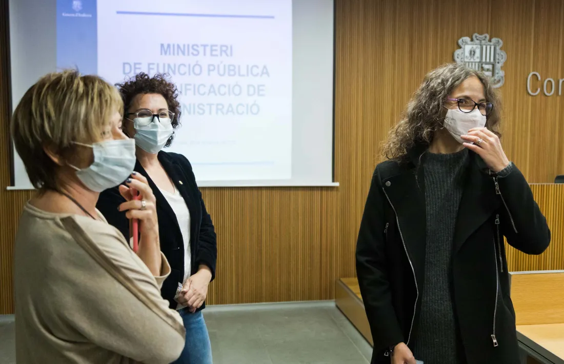 La consellera del PS, Judith Salazar, amb la ministra Judith Pallarés, i la subsíndica, Meritxell Palmitjavila.