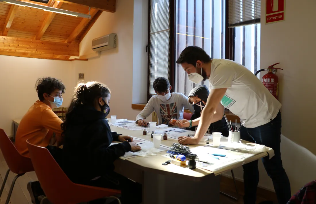 Joves en una activitat de pintura i modelisme al Punt d'Informació Juvenil d'Ordino, aquest divendres al matí.