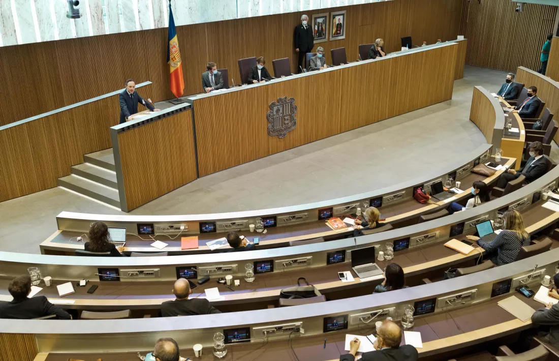 Consellers de tots els grups en una sessió de Consell General.