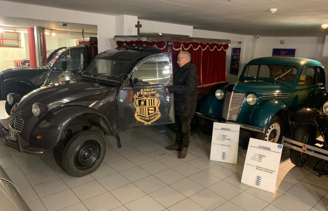 Custodio Solana obre la porta del 2CV, que va conduir entre el 1985 i el 2003 i que ell mateix va pujar a la primera planta del museu.