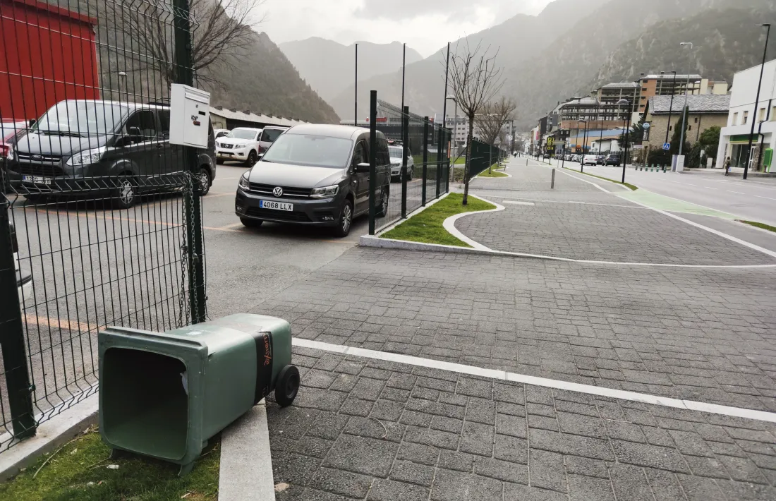 Un contenidor caigut a l’avinguda d’Enclar.