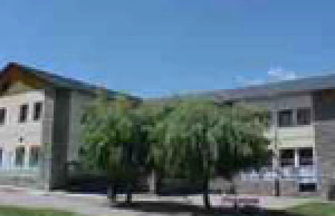 Exterior del centre escolar de Bellver de Cerdanya que travessa aquesta situació complicada. 