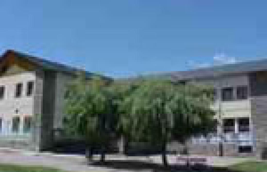 Exterior del centre escolar de Bellver de Cerdanya que travessa aquesta situació complicada. 