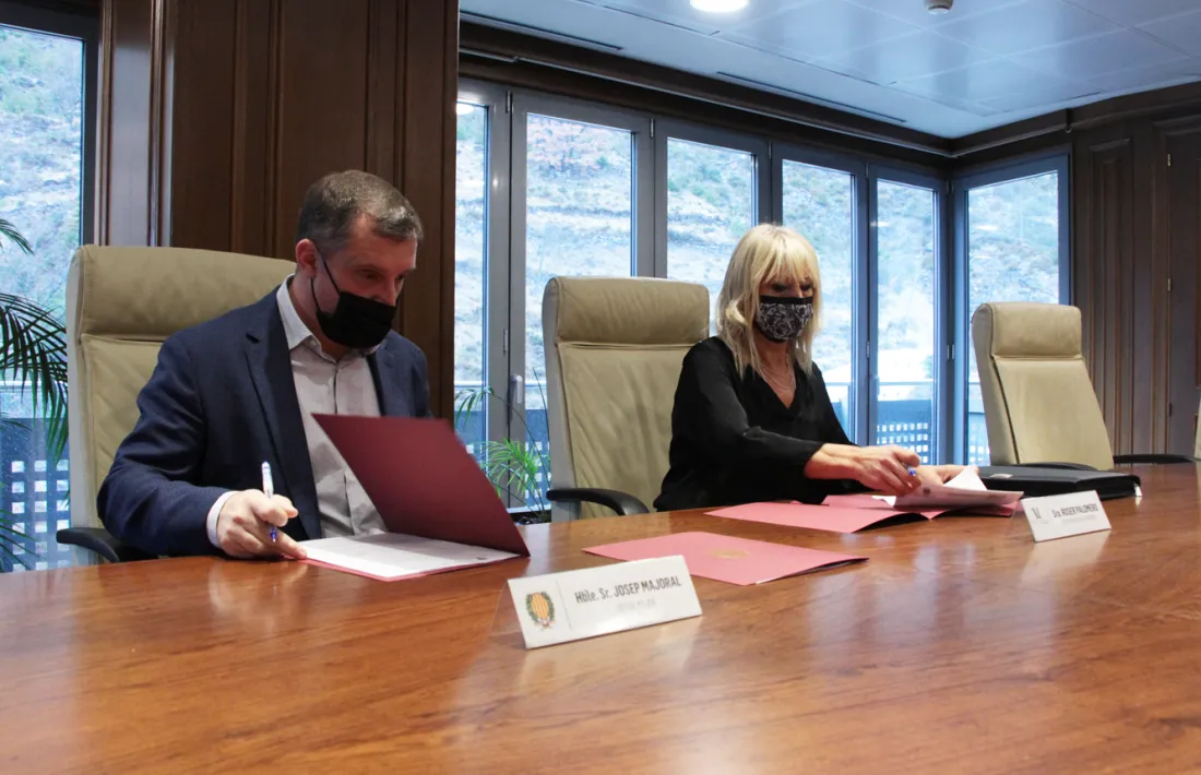 El cònsol major de Sant Julià de Lòria, Josep Majoral, i la directora de l'Escola de Música Harmonia, Roser Palomero, durant la signatura dels dos convenis.
