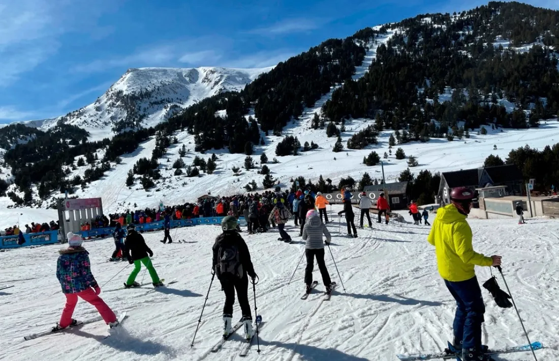 Una munió d'esquiadors fent cua aquest cap de setmana al Tarter.