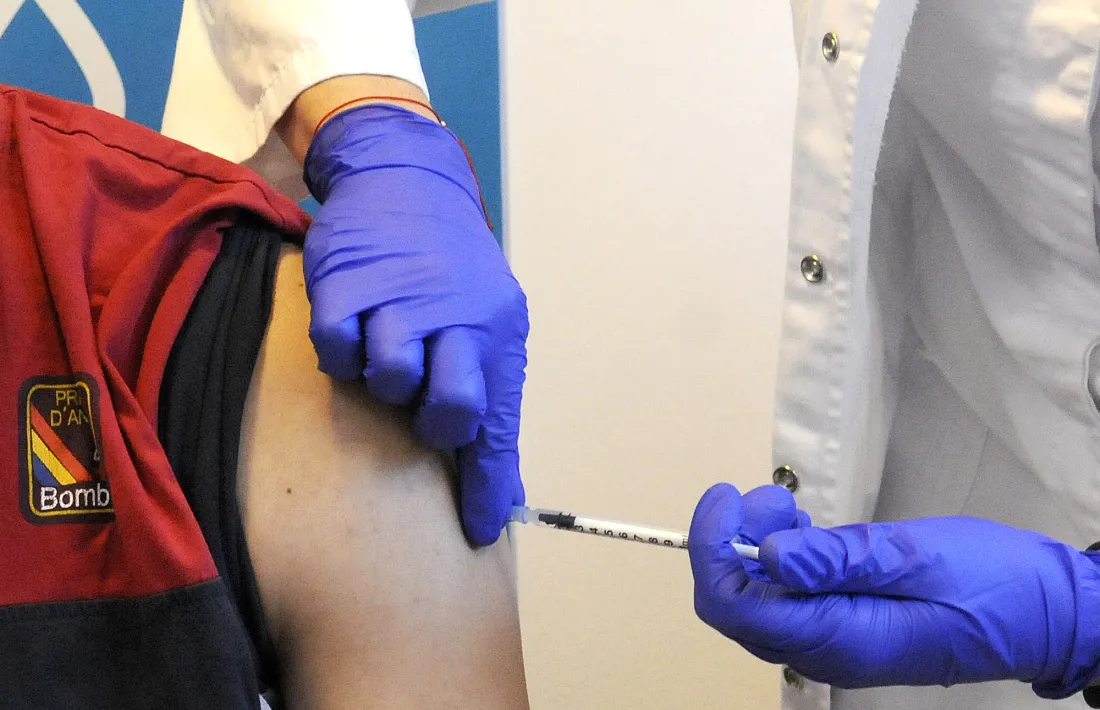 Vacunació d'un membre del cos de bombers amb el vaccí de Pfizer, l'únic que ha arribat fins ara al Principat.
