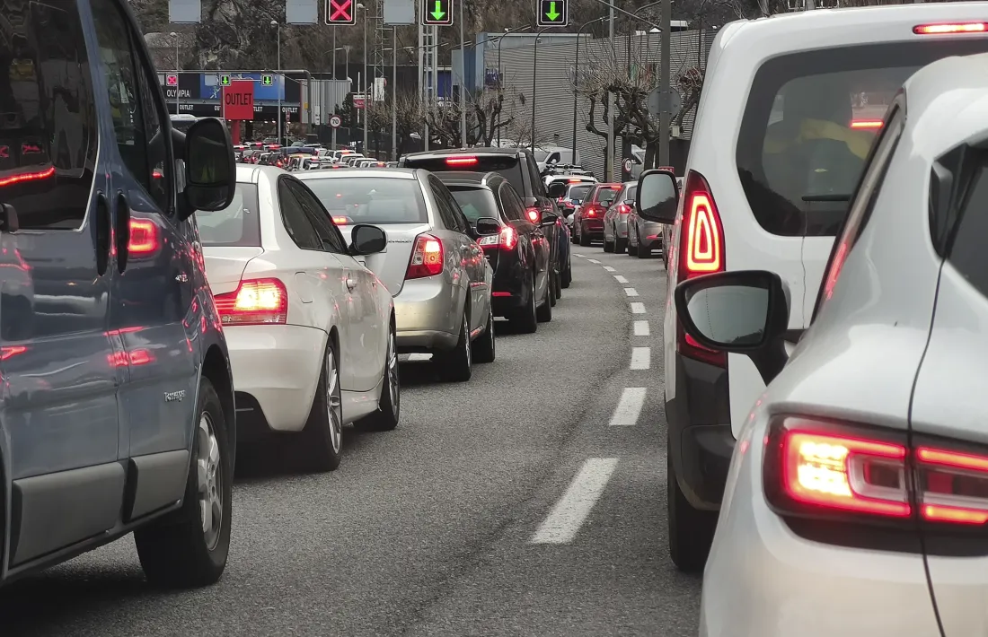 Cotxes aturats en una retenció.