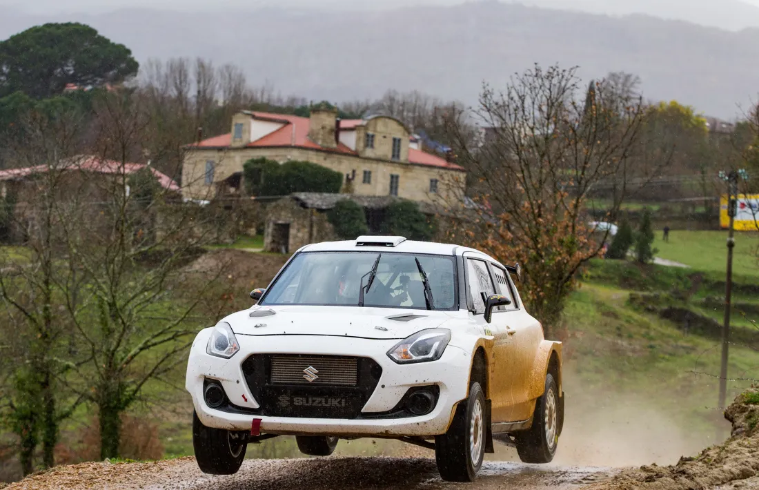 Joan Vinyes i Jordi Mercader, al volant del Suzuki Swift R4lly S a Pobra de Trives. Foto: FotoEsport