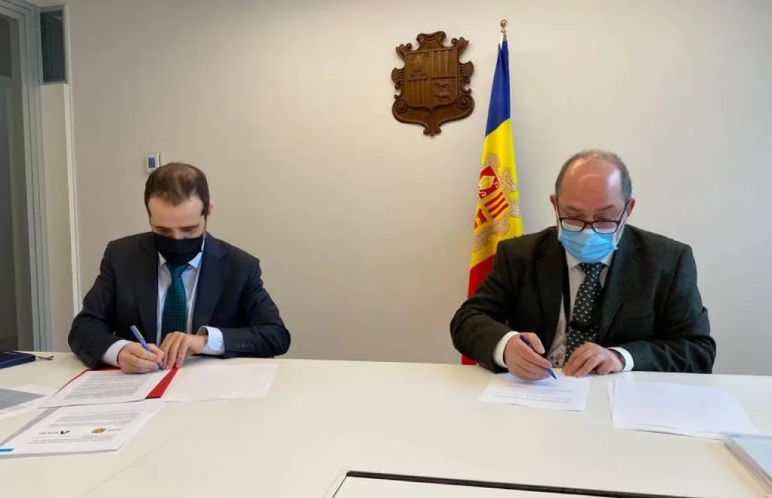 Moment de signatura del protocol.