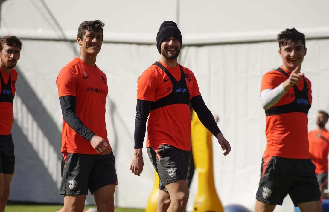 Álex Pastor, amb un dels seus companys a la defensa, Mantovani, i amb Iker Goujón. Foto: FC Andorra