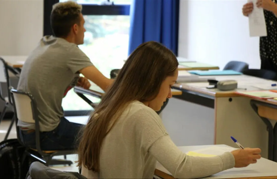 Estudiants fent l'examen.