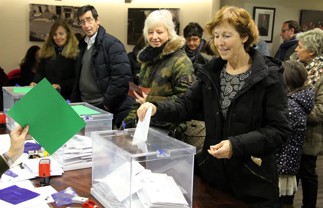 Residents votant al consolat  d'Espanya en uns comicis anteriors.