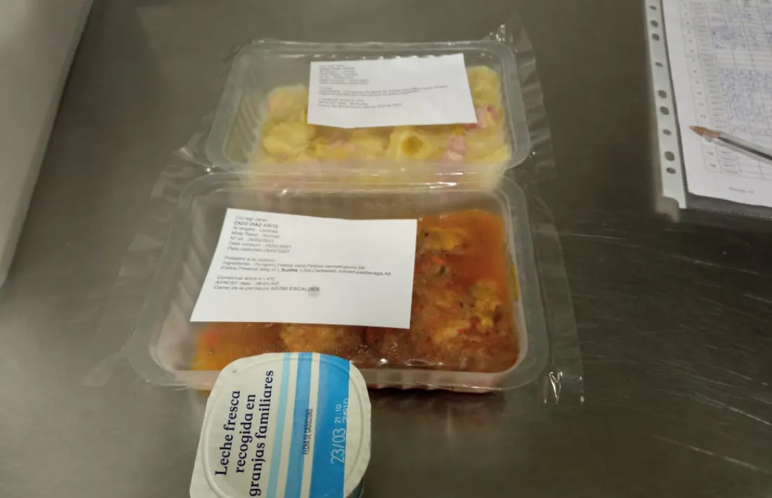 Els aliments tal com surten preparats de la cuina central de l’escola francesa.