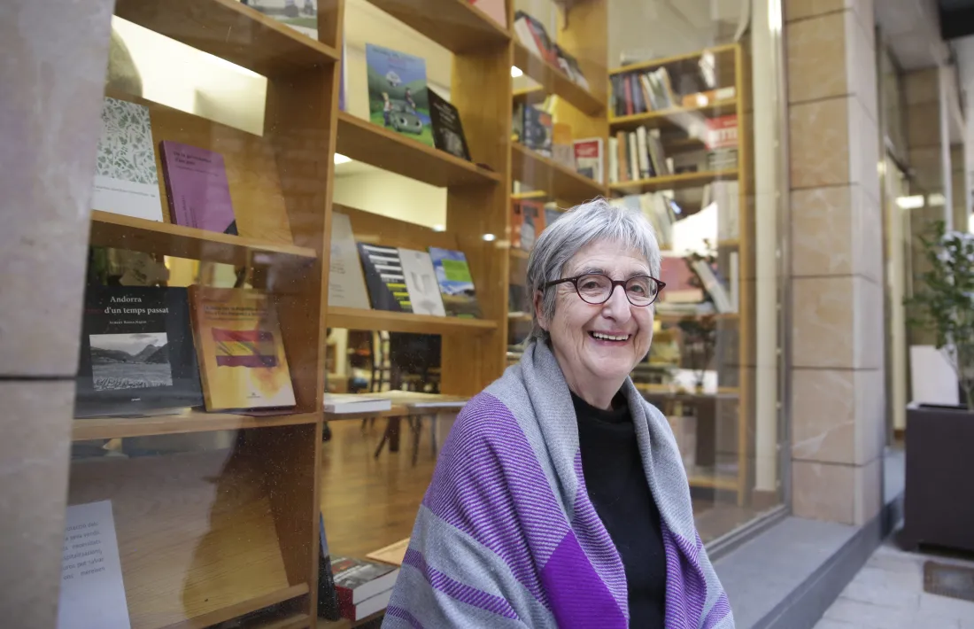 Riberaygua, davant de l'aparador de la llibreria, al carrer la Llacuna de la capital.