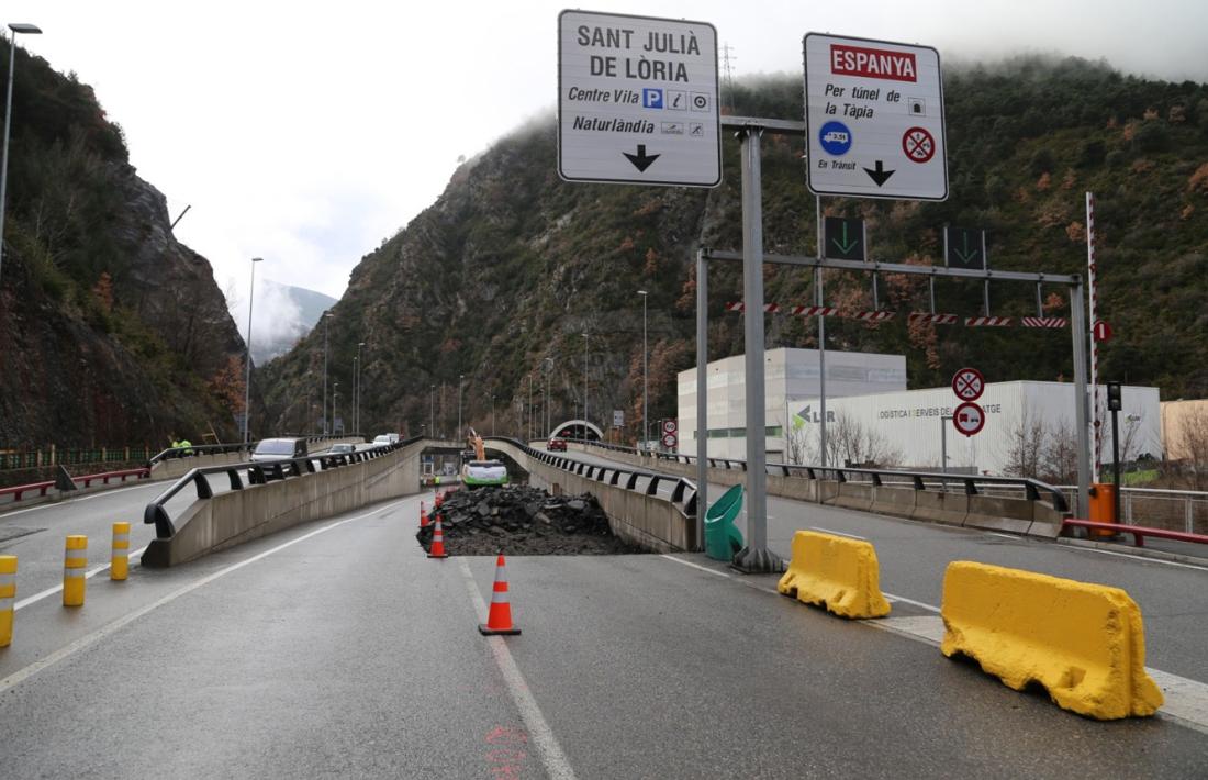 Els treballs de reconfiguració dels carrils de circulació a la sortida nord del túnel de la Tàpia i l'enllaç d'Aixovall a la CG-1.