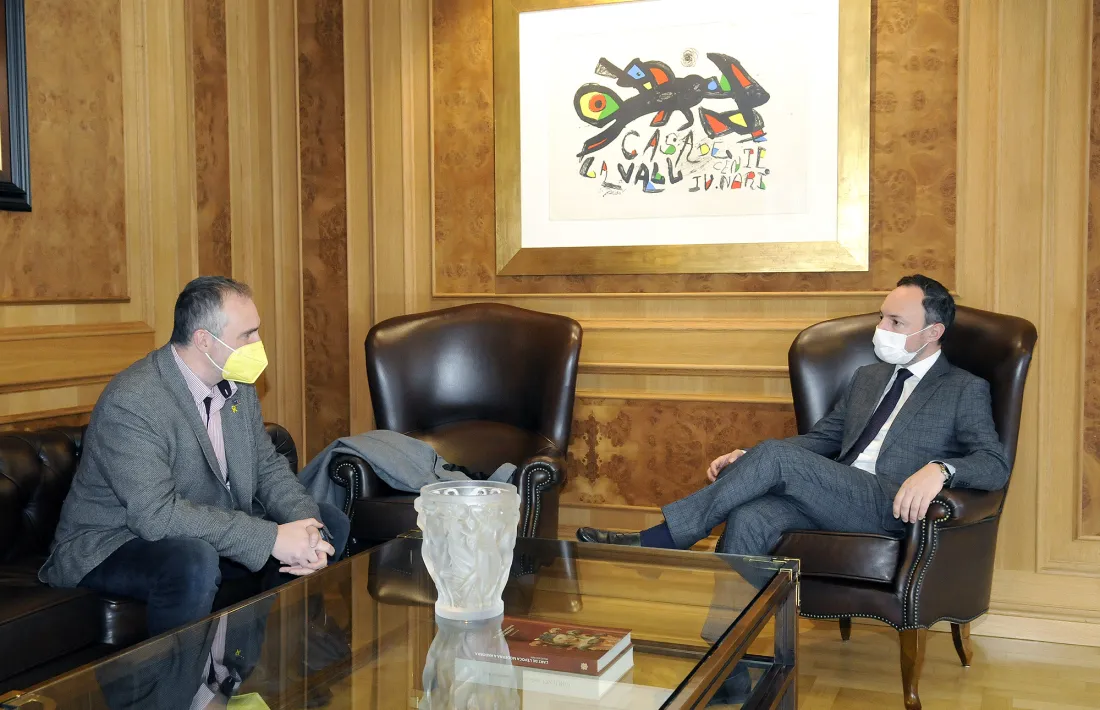 Un instant de la reunió entre Xavier Espot i Jordi Fàbrega.