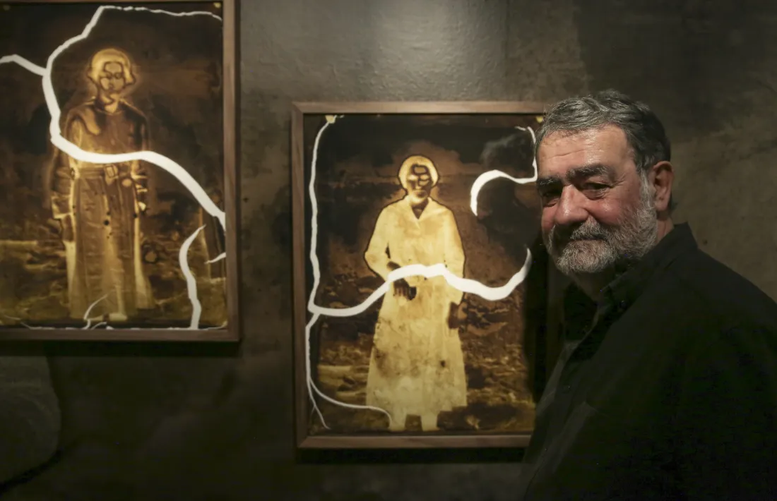 El fotògraf català posa davant dues de les fotografies que va esporgar a l’Arxiu Nacional.