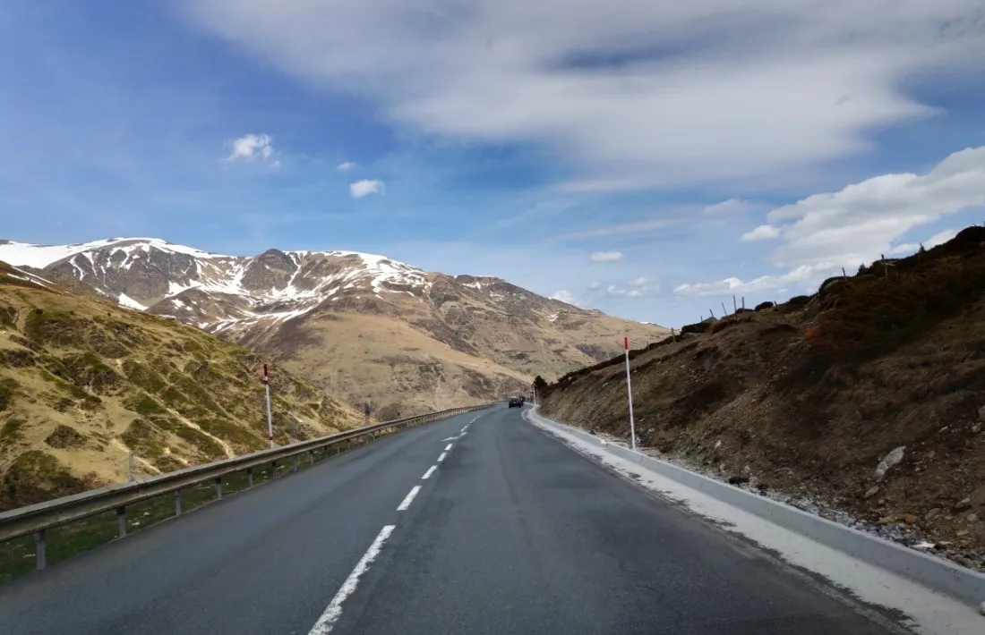 La carretera d'accés a França.