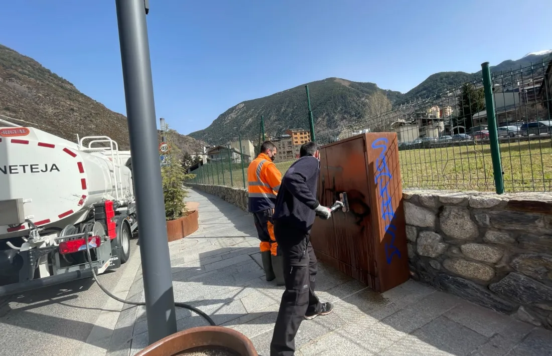 Treballadors del servei de neteja d’Encamp eliminant les pintades, avui.