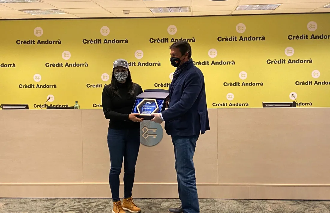 Mireia ‘Mimi’ Gutiérrez, en el dia de la seva retirada, va rebre ahir una placa de la FAE, de mans del president de l’ens, ‘Pepi’ Pintat. Foto: Crèdit Andorra