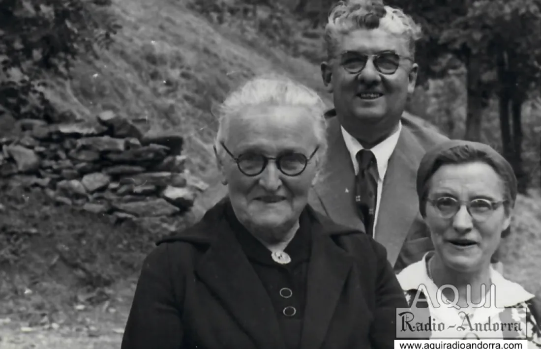 L’enginyer Killmayer amb la seva dona, Reine Teyssèdre, i la seva sogra, al camí de Bixessarri el 1954.