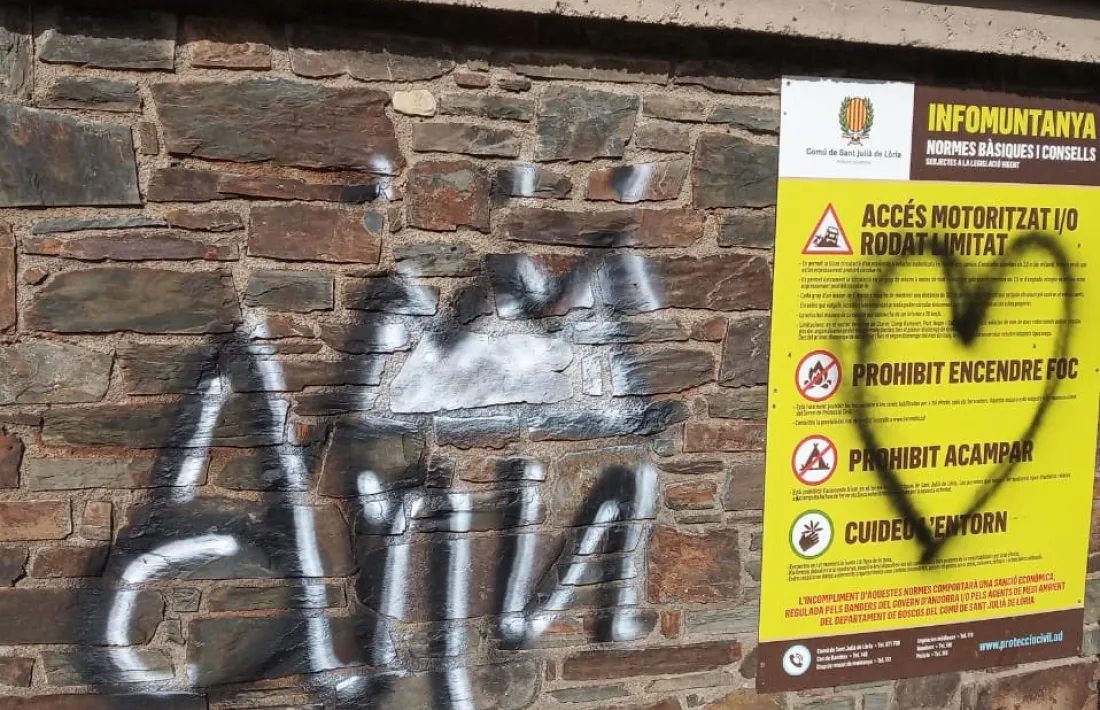 La zona ha aparegut plena de pintades.