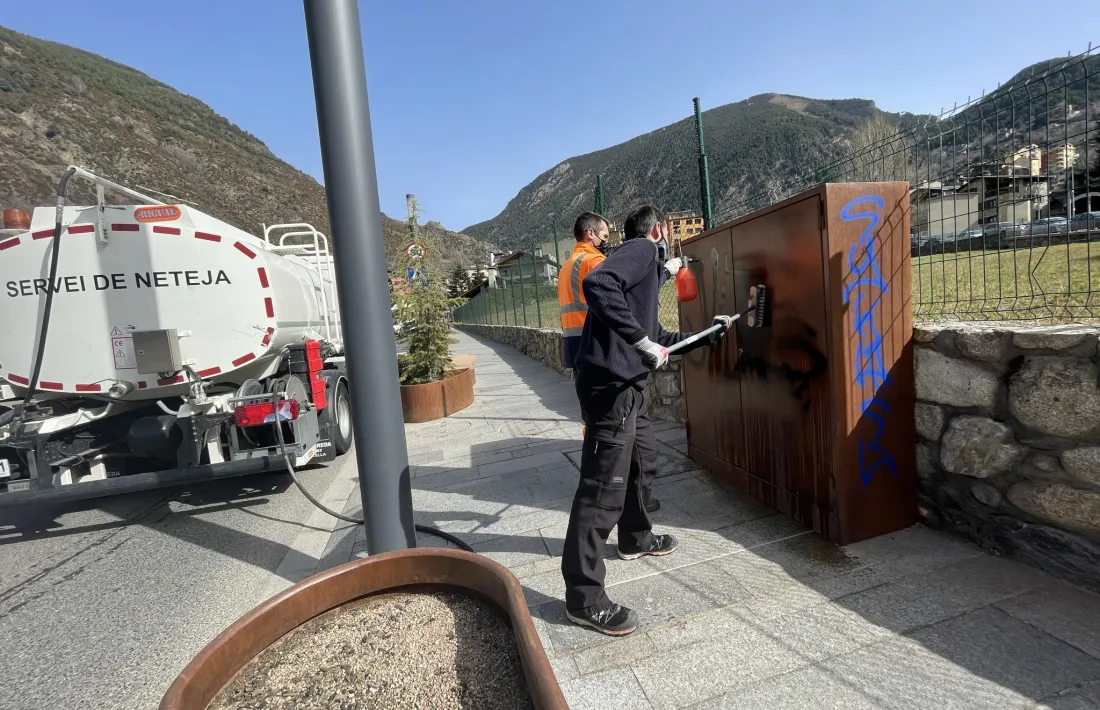 El servei de neteja comunal va començar ahir les tasques per eliminar les pintades.