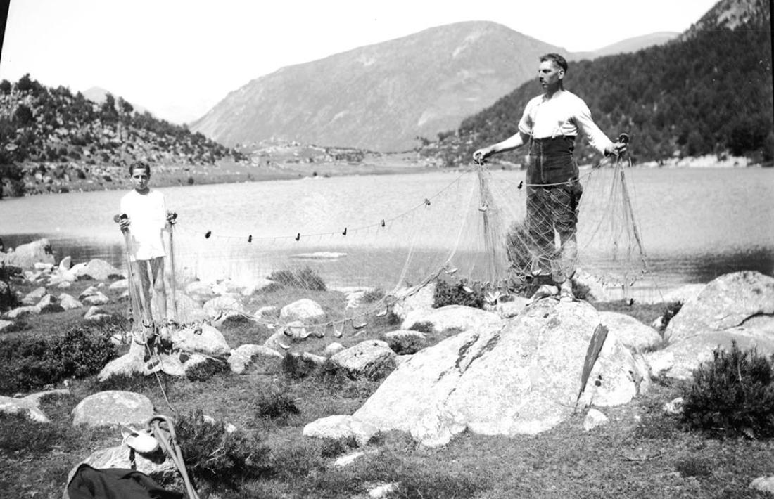 Matí de pesca (amb xarxa!) al llac d’Engolasters: som als anys 20.