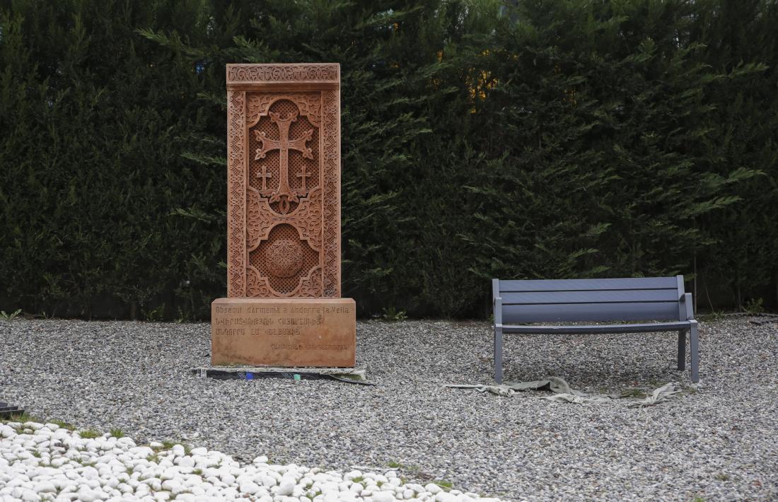La peça, donada el 2018 per Armènia amb motiu dels 15 anys de relacions diplomàtiques, es va instal·lar als jardins de la cruïlla de la Comella.
