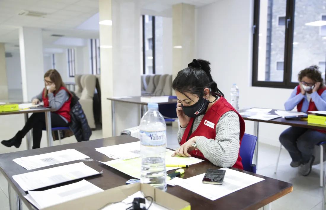 El ‘call center’ de la Creu Roja Andorrana, ahir a la tarda.