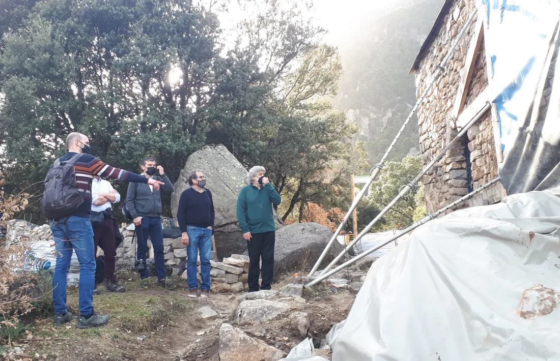Letellier, amb mascareta negra al centre de la imatge, amb la resta dels arquitectes de l’equip que reconstruirà el campanar, divendres a Sant Vicenç.