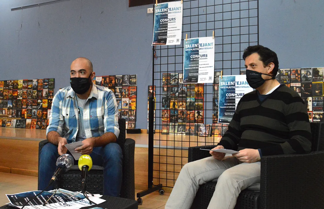 El conseller de Joventut, Joao Lima, i el cap del departament de Joventut, Miquel Àngel Millan, durant la roda de premsa.