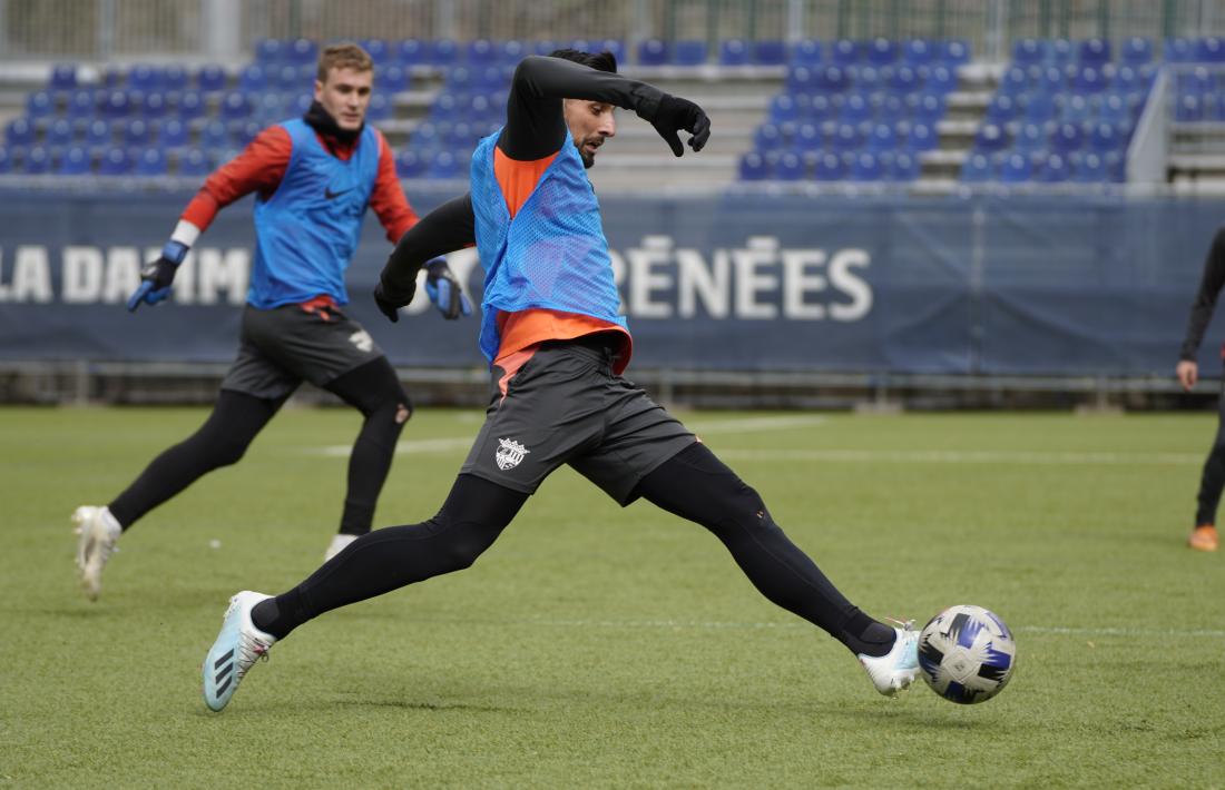 Mickaël Gaffoor, central de l’FC Andorra, en l’entrenament d’ahir a Prada de Moles. Foto: FC Andorra