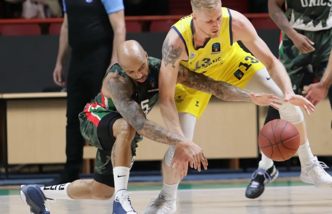 L’aler islandès del MoraBanc, Palsson, lluita per una pilota contra el nord-americà, amb passaport macedoni, de l’Unics, Theodore. Foto: Photo Unics / Kseniya Bogdanova