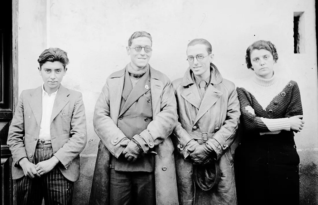 El segon per l'esquerra és un sanitari republicà, segons la insígnia que du a la solapa.