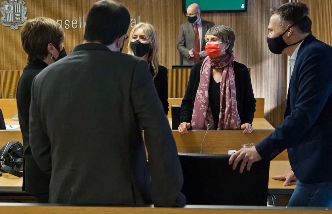 La consellera general del PS Susanna Vela amb parlamentaris d'altres grups en una comissió legislativa.