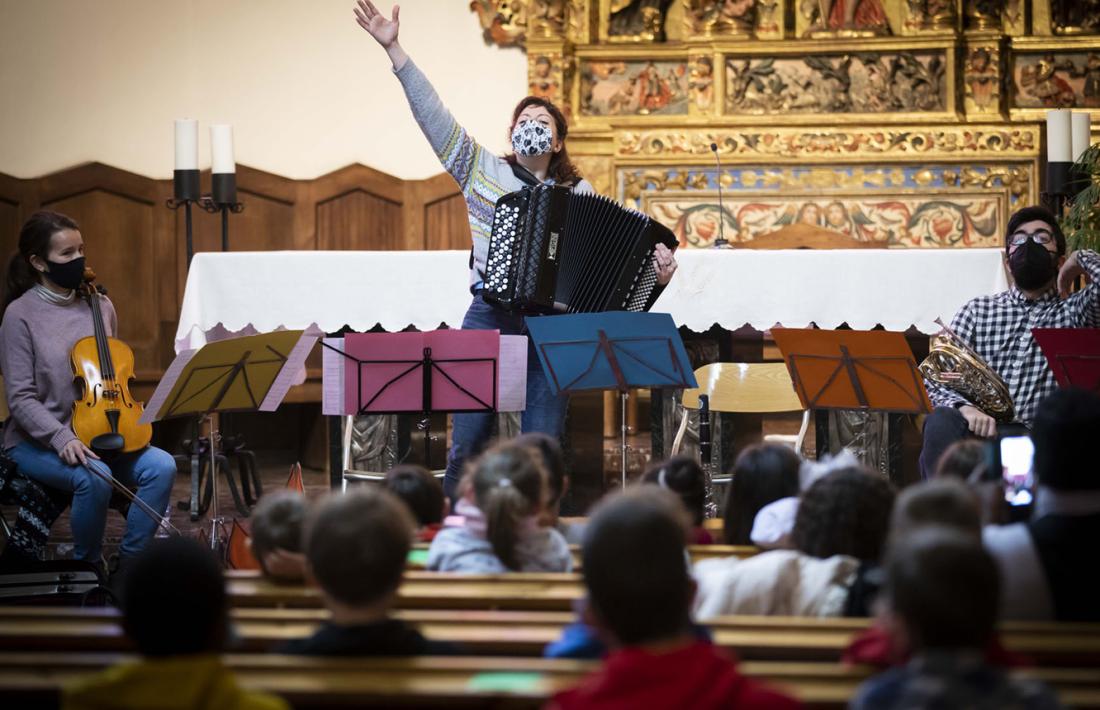 Els alumnes de primera ensenyança d'Andorra la Vella a l'església de Sant Esteve per les audicions de l'Institut de Música.
