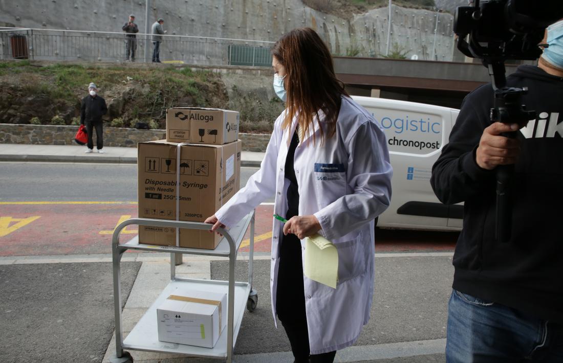 La cap de Farmàcia de l'hospital, Elvira Gea, ha rebut els vaccins procedents de França.