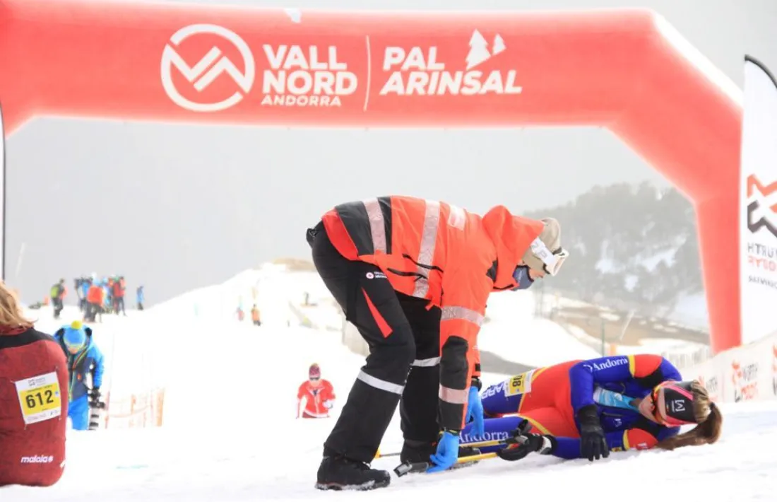 Laia Sebastià, totalment exhausta, en el moment de creuar la meta de la Vertical Race. Foto: FAM