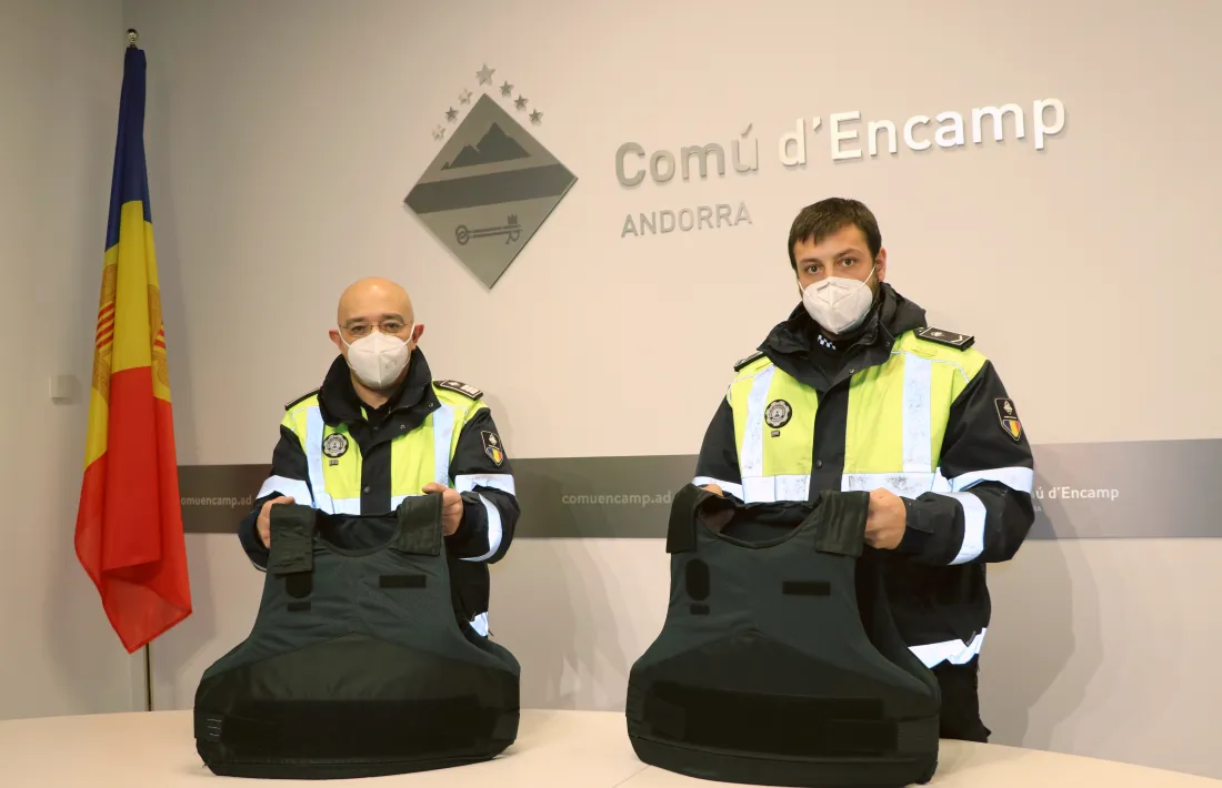 Dos agents amb les armilles de protecció.