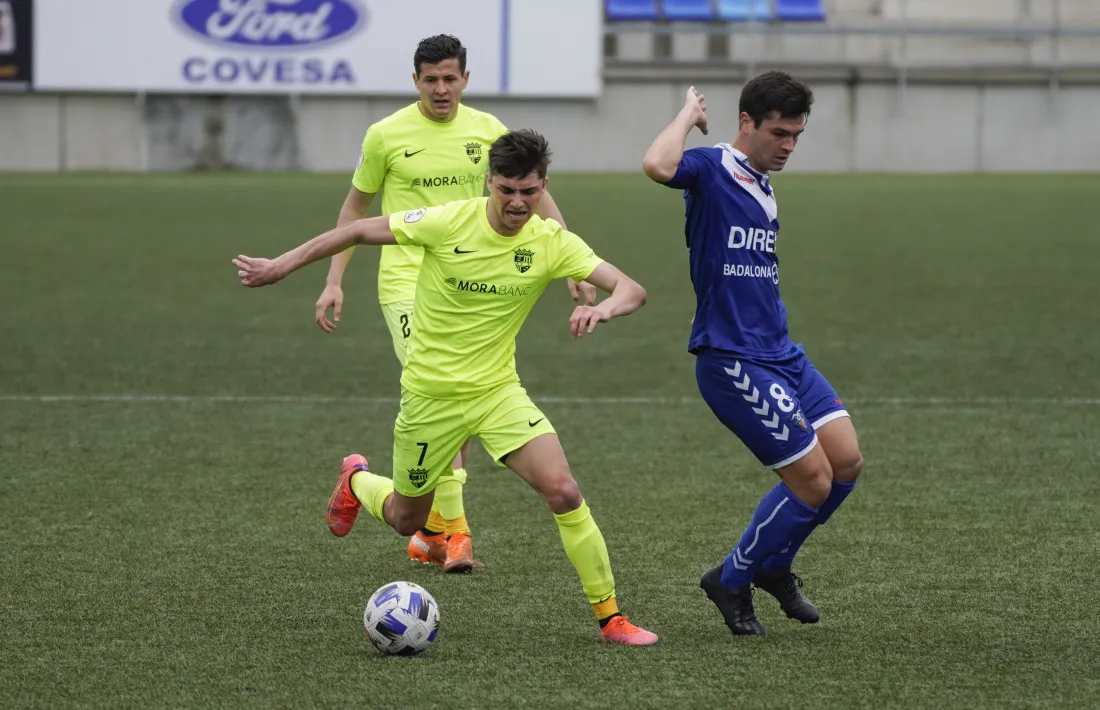 L’extrem de l’FC Andorra, Iker Goujón, defensat pel migcampista ‘Ale’ Galindo. Foto: FC Andorra