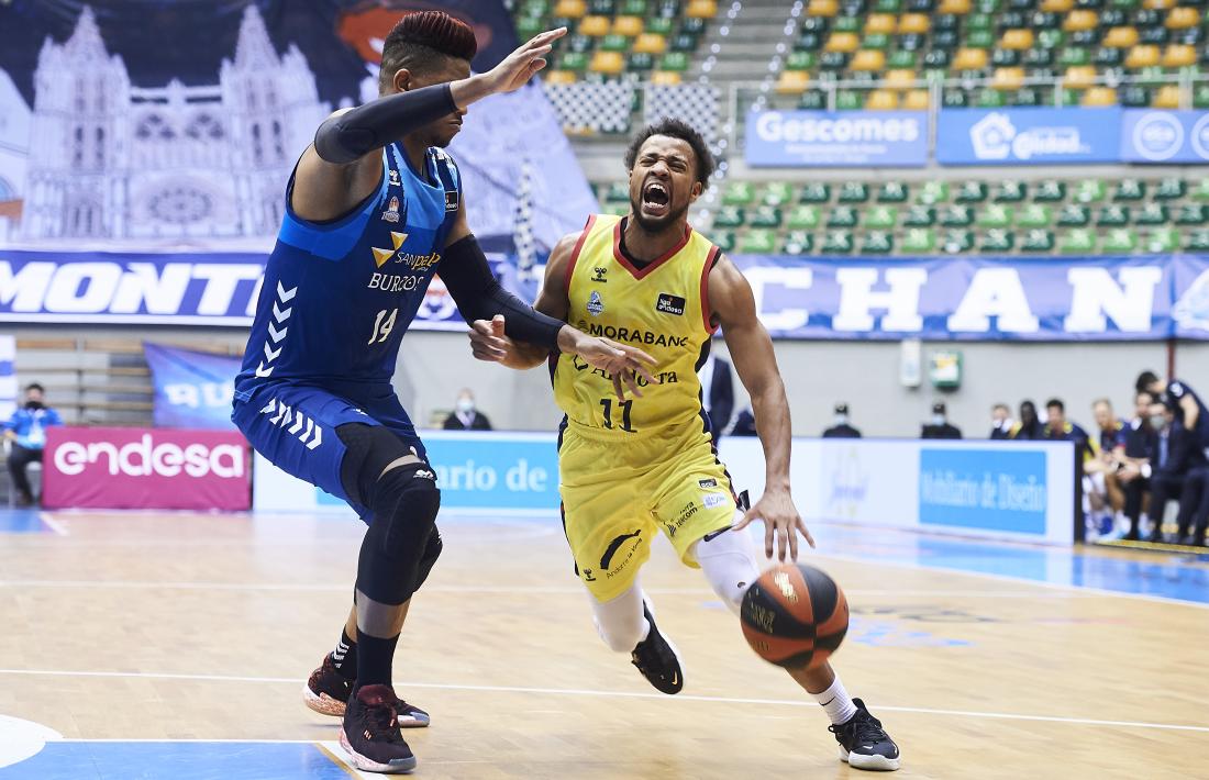 Clevin Hannah, defensat pel cubà Jasiel Rivero, va tenir un partit sense gens d’encert i només una cistella del seu estil. Foto: ACB Photo / B. B. Hojas